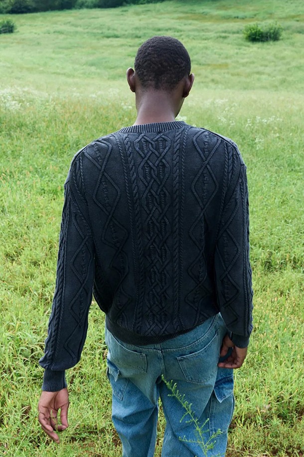 클래식 꽈배기 니트 [CHARCOAL]는 가을과 겨울, 당신의 일상에 따뜻함과 스타일을 더해 줄 아이템입니다. 부드러운 면 소재로 제작되어 편안한 착용감을 선사하며, 두꺼운 두께감으로 보온성을 높였습니다. 꽈배기 패턴 디자인과 스탠다드 핏, 라운드넥 디자인이 클래식하고 베이직한 무드를 연출합니다. 차콜 컬러는 어떤 스타일에도 잘 어울려 겨울 데일리룩, 모임룩, 데이트룩 등 다양한 TPO에 활용하기 좋습니다. 견고한 니트 구조로 튼튼하게 제작되어 오랫동안 즐겨 입을 수 있습니다.
