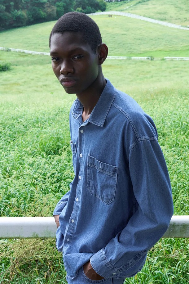 **빈티지 데님 셔츠 셋업 [MEDIUM BLUE]**

남성용 빈티지 데님 셔츠 셋업입니다. 트렌디한 중청 데님 컬러가 돋보이며, 캐주얼하고 클래식한 스타일을 연출하기 좋습니다. 면 100% 데님 소재로 제작되어 편안한 착용감을 제공하며, 봄, 가을에 활용하기 좋은 두께감입니다. 스탠다드핏에 긴 소매, 카라 네크라인 디자인으로 데이트룩 또는 쇼핑룩에 제격입니다. 셋업 스타일링으로 더욱 멋스러운 코디를 완성해보세요.
