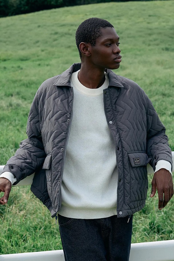 빅 포켓 퀼팅 재킷 [CHARCOAL]은 남성용 퀼팅 재킷입니다. 차콜 컬러의 면 소재로 제작되어 가을, 겨울에 따뜻하게 착용할 수 있습니다. 캐주얼 및 베이직 스타일을 연출하며, 두꺼운 두께감과 부드러운 촉감이 특징입니다. 스탠다드 핏에 긴 소매, 집업 여밈 방식이며, 빅 포켓 디자인으로 실용성을 더했습니다. 겨울 데일리룩, 산책룩, 집콕룩 등 다양한 TPO에 활용하기 좋습니다.
