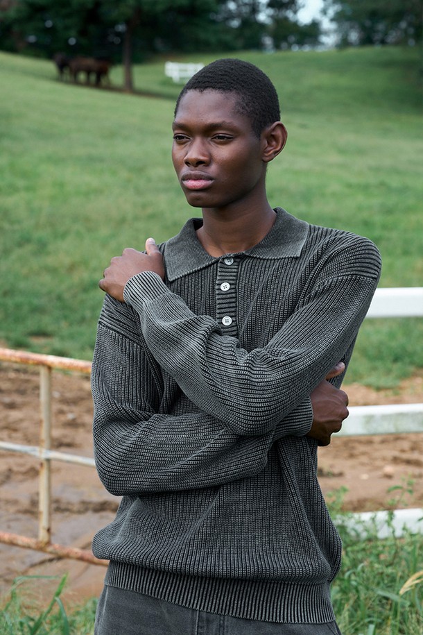 피그먼트 피케 니트 [BLACK]는 베이직하고 캐주얼한 스타일을 연출하기 좋은 상의입니다. 면 소재로 제작되어 봄, 가을에 착용하기 좋으며, 피그먼트 워싱 가공으로 빈티지한 느낌을 더했습니다. 카라 디테일과 커프스 디테일이 돋보이며, 스탠다드 핏으로 편안하게 착용할 수 있습니다. 데이트룩이나 카페룩에 매치하여 캐주얼, 클래식, 미니멀한 스타일을 완성해보세요. 긴 소매 기장으로 간절기에도 따뜻하게 입을 수 있습니다.
