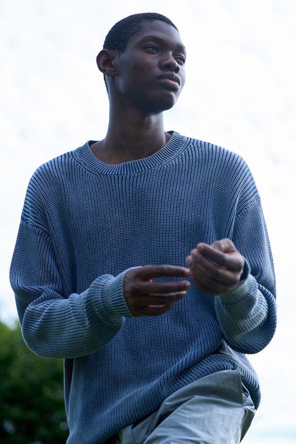 **에센셜 피그먼트 니트 [네이비]**는 가을, 겨울 시즌 데일리룩에 활용하기 좋은 공용 니트입니다. 베이직하고 캐주얼한 스타일로, 릴렉스 핏과 라운드넥 디자인을 갖췄습니다. 네이비 및 차콜 컬러로 출시되었으며, 긴소매에 무지 패턴이 특징입니다. 빈티지한 피그먼트 워싱 기법을 사용하여 독특한 분위기를 더했습니다. 폴리에스테르 소재로 제작되어 편안한 착용감을 선사합니다.
