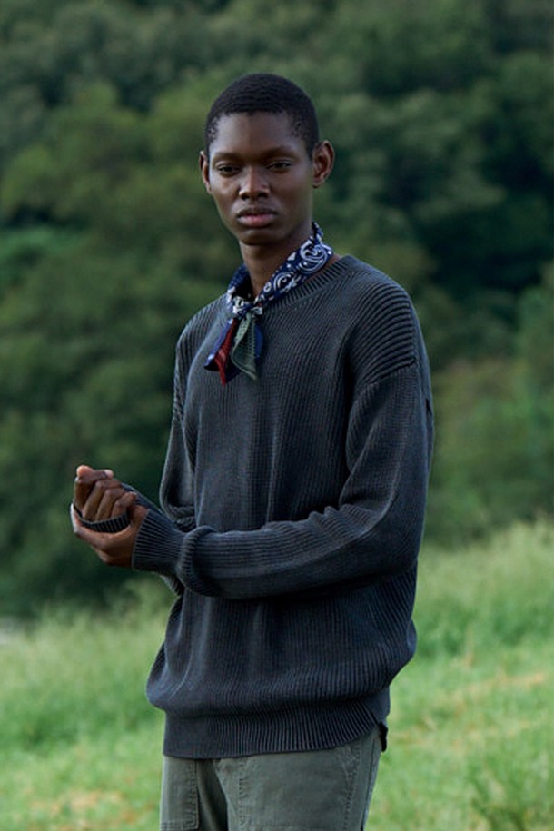 에센셜 피그먼트 니트 [CHARCOAL]는 가을, 겨울 시즌 데일리룩을 위한 베이직하고 빈티지한 스타일의 니트입니다. 라운드넥 디자인에 레귤러핏으로 제작되었으며, 중간 두께감의 폴리에스테르 소재를 사용하여 편안한 착용감을 선사합니다. 차콜 컬러의 무지 디자인으로 어떤 옷에도 매치하기 쉬우며, 긴 소매 기장으로 보온성을 높였습니다. 피그먼트 워싱 처리로 빈티지한 무드를 더해 클래식, 미니멀, 캐주얼 등 다양한 스타일을 연출할 수 있습니다.
