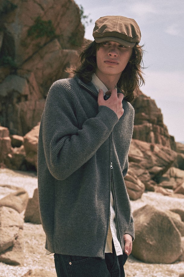 베이직 집업 니트 [GRAY]는 봄, 가을에 착용하기 좋은 상의 니트입니다. 스탠다드 핏에 긴 소매 기장으로 제작되었으며, 무지 패턴의 베이직한 디자인이 특징입니다. 폴리에스테르 소재로 제작되어 편안한 착용감을 선사하며, 집업 스타일로 간편하게 여밀 수 있습니다. 미니멀, 캐주얼, 클래식 스타일을 즐겨 입는 분들께 추천합니다. 
