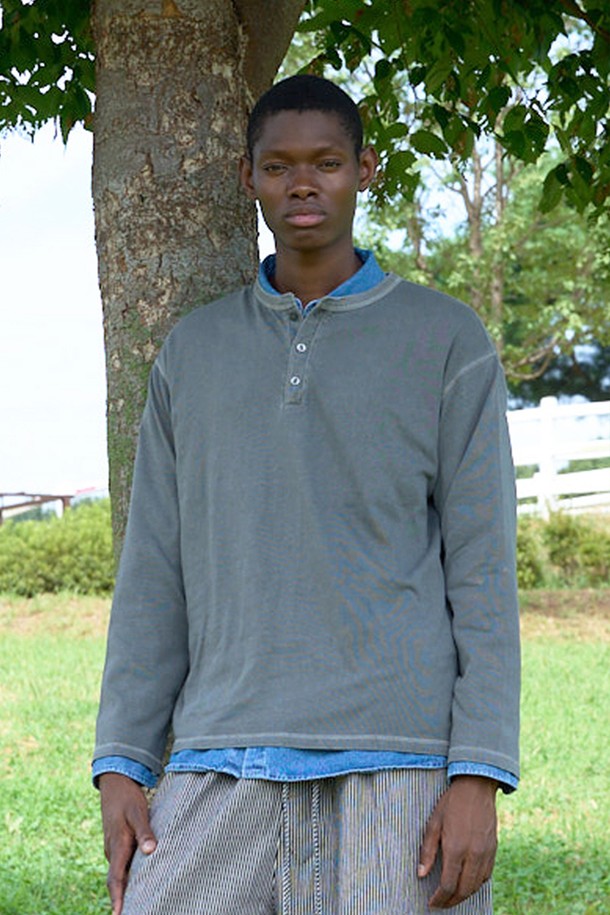 페이드 피그먼트 헨리넥 티셔츠[CHARCOAL]는 빈티지 워싱 가공을 거쳐 자연스러운 색감과 부드러운 촉감을 자랑하는 남성용 티셔츠입니다. 차콜 컬러의 스탠다드핏으로, 봄, 여름, 가을 계절에 캐주얼하고 미니멀한 스타일을 연출하기에 좋습니다. 헨리넥 디자인과 긴소매 기장이 특징이며, 피그먼트 워싱 처리된 면 소재로 제작되어 데일리 착용에 적합합니다. 일상복으로 편안하게 즐길 수 있는 빈티지한 무드의 티셔츠입니다.
