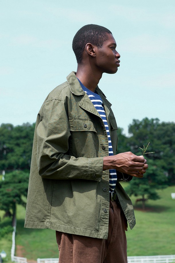 데일리 야상 셔츠 자켓[KHAKI]은 남성용 셔츠 자켓으로, 캐주얼하고 밀리터리 스타일을 연출합니다. 봄, 가을에 적합하며, 무지 패턴에 스탠다드 핏으로 제작되었습니다. 면 소재의 보통 두께감, 긴 소매 기장, 야상 디자인의 필드 자켓 형태로 편안한 착용감을 선사합니다. 동네 마실룩이나 가을 나들이룩에 적합하며, 캐주얼, 클래식, 미니멀 스타일을 즐겨 입는 분들께 추천합니다.
