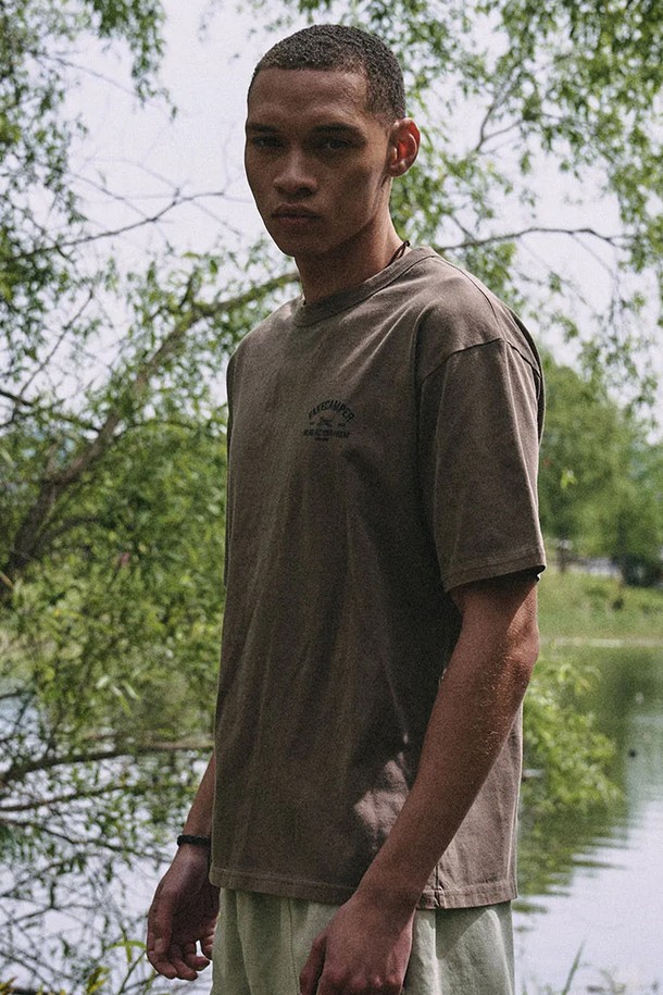 피그먼트 타이거 오리지널 빈티지 반팔 티셔츠 [BROWN]는 16수 코마사 원단으로 제작되어 부드러운 촉감을 자랑하며, 200g의 넉넉한 중량감으로 편안한 착용감을 선사합니다. 빈티지한 무드를 더하는 피그먼트 워싱 처리가 돋보이며, 튼튼한 내구성을 위한 트리플 스티치 공법과 오버핏 디자인으로 스타일리시함을 더했습니다. 봄, 여름 시즌 데일리룩에 캐주얼하게 활용하기 좋은 브라운 컬러의 반팔 티셔츠입니다.
