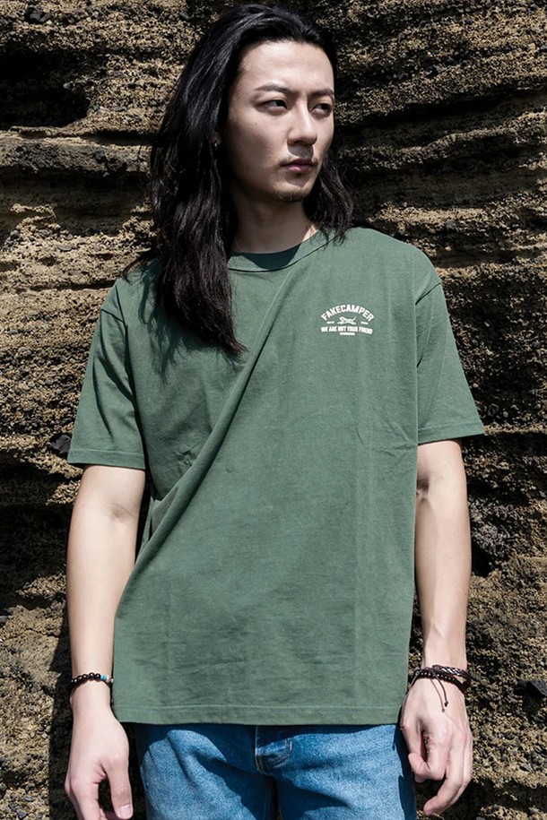 피그먼트 타이거 오리지널 빈티지 반팔 티셔츠 [KHAKI]는 16S 코마사 200g의 두꺼운 면 소재로 제작되어 뻣뻣한 촉감과 빈티지한 스타일을 선사합니다. 카키 컬러에 오버핏으로 디자인되었으며, 피그먼트 워싱 가공과 트리플 스티치 마감으로 내구성을 높였습니다. 봄, 여름 시즌 데일리룩에 캐주얼하게 활용하기 좋은 반팔 티셔츠입니다.
