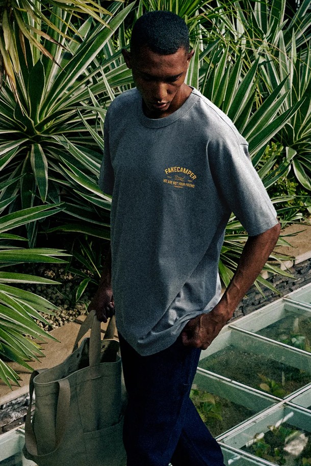 피그먼트 워싱 기법으로 빈티지한 감성을 살린 남성용 반팔 티셔츠입니다. 라이트 차콜 컬러의 면 소재에 레터링 및 프린트 무늬가 돋보이며, 봄, 여름 시즌 캐주얼하고 빈티지한 스타일을 연출하기 좋습니다. 라운드넥 오버핏 디자인으로 편안한 착용감을 제공합니다.
