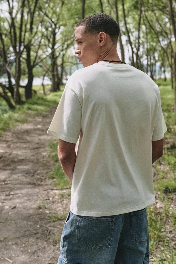 크랙 써클 스몰 심볼 티셔츠 [IVORY]는 빈티지 무드의 로고 패턴이 돋보이는 반소매 라운드넥 티셔츠입니다. 면 소재의 레귤러핏으로 제작되어 봄, 여름철 일상에서 편안하게 착용할 수 있습니다. 아이보리, 네이비, 브라운 등 6가지 다양한 컬러 옵션으로 제공되어 취향에 맞게 선택 가능합니다.
