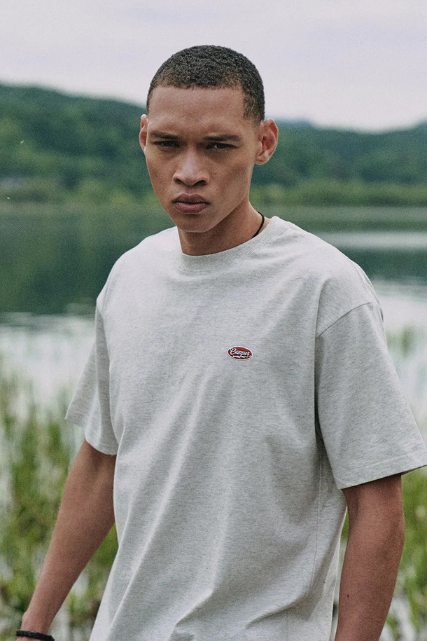 크랙 써클 스몰 심볼 티셔츠 [OATMEAL]는 부드러운 면 소재로 제작되어 편안한 착용감을 선사하며, 데일리 웨어 스타일을 완성하는 베이직한 디자인의 티셔츠입니다. 라운드넥과 레귤러핏으로 제작되었으며, 봄, 여름 계절에 어울리는 반소매 기장입니다. 오트밀 컬러 바탕에 심볼 디테일이 돋보이는 캐주얼 티셔츠입니다.
