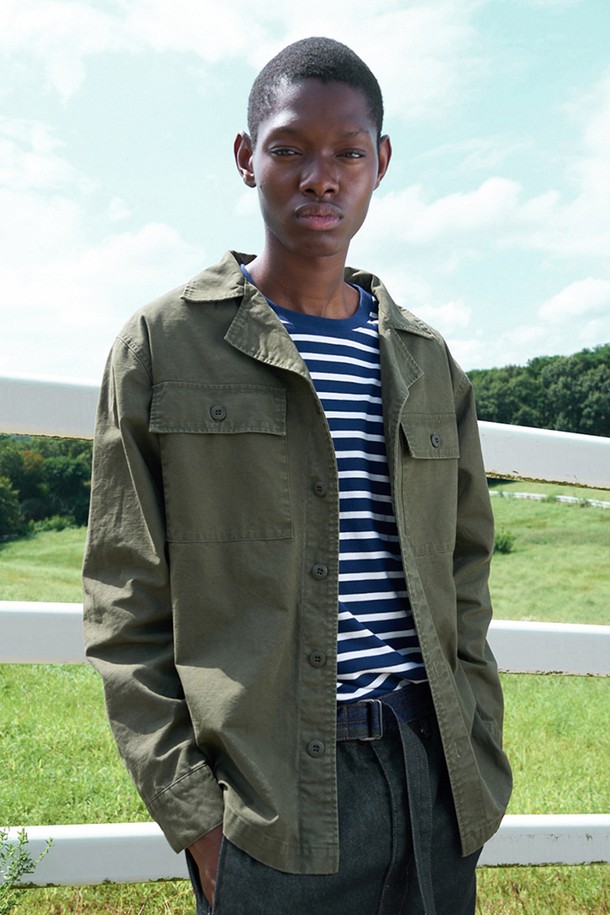 데일리 야상 셔츠 자켓[KHAKI]은 남성용 셔츠 자켓으로, 캐주얼하고 밀리터리 스타일을 연출합니다. 봄, 가을에 적합하며, 무지 패턴에 스탠다드 핏으로 제작되었습니다. 면 소재의 보통 두께감, 긴 소매 기장, 야상 디자인의 필드 자켓 형태로 편안한 착용감을 선사합니다. 동네 마실룩이나 가을 나들이룩에 적합하며, 캐주얼, 클래식, 미니멀 스타일을 즐겨 입는 분들께 추천합니다.
