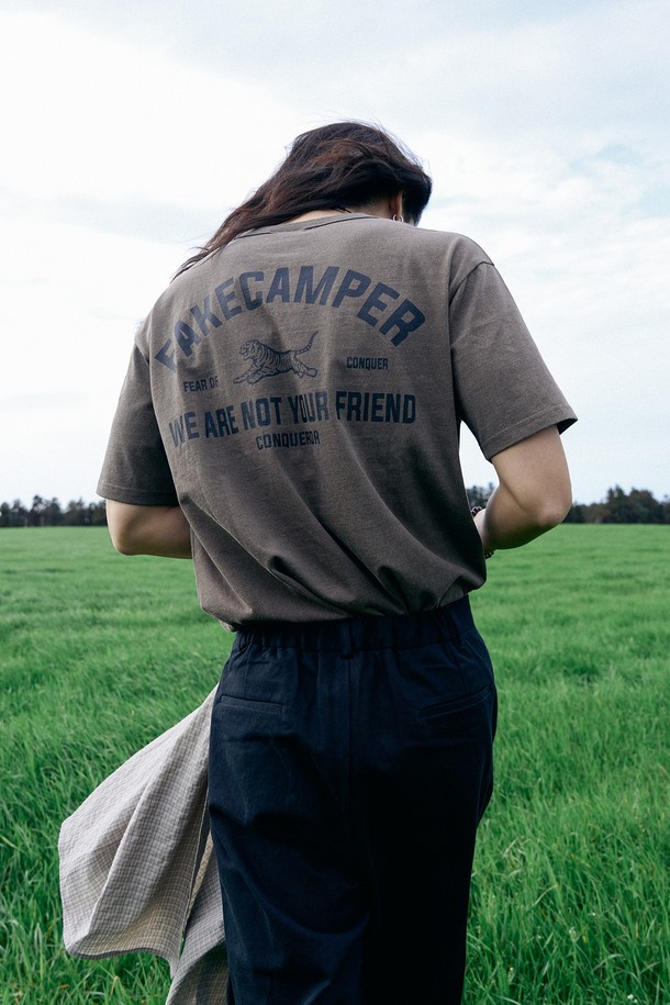 피그먼트 타이거 오리지널 빈티지 반팔 티셔츠 [BROWN]는 16수 코마사 원단으로 제작되어 부드러운 촉감을 자랑하며, 200g의 넉넉한 중량감으로 편안한 착용감을 선사합니다. 빈티지한 무드를 더하는 피그먼트 워싱 처리가 돋보이며, 튼튼한 내구성을 위한 트리플 스티치 공법과 오버핏 디자인으로 스타일리시함을 더했습니다. 봄, 여름 시즌 데일리룩에 캐주얼하게 활용하기 좋은 브라운 컬러의 반팔 티셔츠입니다.
