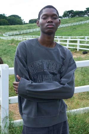 빈티지 아플리케 맨투맨 [CHARCOAL]