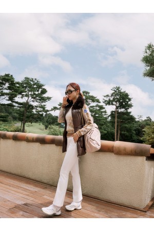 [유현주 PICK!] 밍크 프리미엄 심볼 다운 베스트_PWJU5D0002_W2_BROWN-a