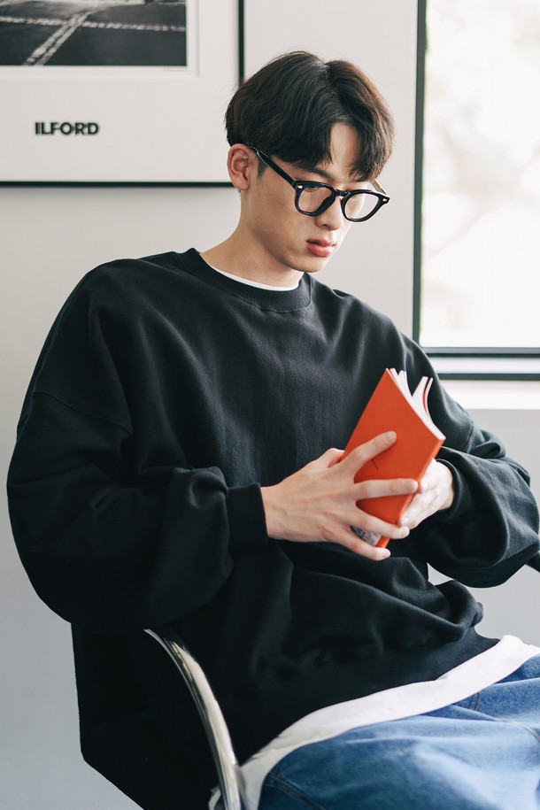 헤이즈 오버핏 스웨트셔츠 [쭈리/기모] 블랙 KJMT2369 / KJMT2400은 캐주얼, 미니멀, 클래식 스타일을 선호하는 남성 고객을 위한 데일리 상의입니다. 넉넉한 오버핏과 부드러운 기모 안감으로 편안한 착용감을 선사하며, 가을, 겨울철 집콕룩으로 제격입니다. 쭈리 원단과 면 소재의 조화로 뛰어난 보온성을 제공하며, 라운드넥과 긴 소매 디자인으로 깔끔한 실루엣을 연출합니다. 무지 디자인의 블랙 컬러는 어떤 스타일에도 쉽게 매치할 수 있어 활용도가 높습니다.
