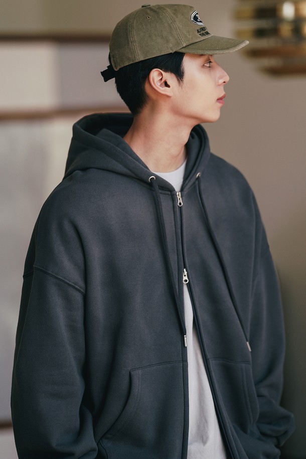 파일 오버핏 투웨이 후드집업 6종 딥그레이 KJHD2407는 딥그레이, 다크네이비, 그레이, 블랙, 백오트밀, 라벤더 6가지 다채로운 컬러로 출시된 오버핏 후드 집업입니다. 면, 폴리에스테르, 기모 소재 혼방으로 제작되어 부드러운 촉감과 뛰어난 보온성을 자랑하며, 두꺼운 두께감으로 겨울철에도 따뜻하게 착용할 수 있습니다. 투웨이 지퍼, 이중 후드, 립 밴드 밑단 등의 디테일과 볼륨감 있는 소매 디자인으로 캐주얼하고 베이직한 스타일을 연출합니다. 데일리룩, 집콕룩, 산책룩 등 다양한 TPO에 활용하기 좋으며, 미니멀, 클래식한 스타일을 선호하는 분들께 추천합니다.
