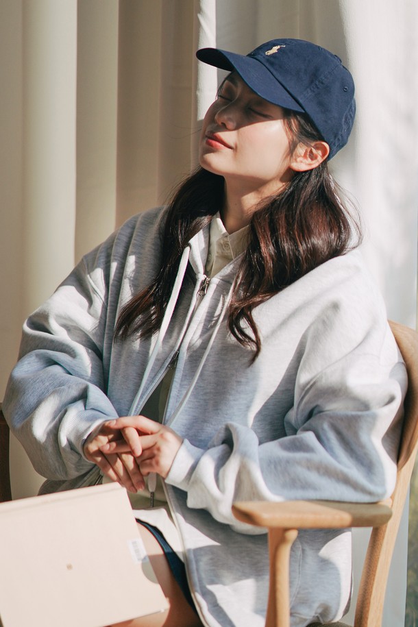 파일 오버핏 투웨이 후드집업 6종 백오트밀 KJHD2407은 캐주얼하고 미니멀한 스타일을 추구하는 분들을 위한 겨울 데일리룩 아이템입니다. 부드러운 촉감의 면과 폴리에스테르 혼방 소재로 제작되어 두꺼운 두께감으로 따뜻하게 착용할 수 있습니다. 오버핏과 릴랙스핏으로 편안한 착용감을 제공하며, 투웨이 지퍼 디테일로 실용성을 더했습니다. 화이트 오트밀, 블랙, 그레이, 다크네이비, 딥그레이, 라벤더 6가지 다채로운 컬러로 만나보세요. 이중 후드, 넥테이프, 트리플 니들 스티치 등의 디테일과 텀블 워싱 가공으로 완성도를 높였습니다.
