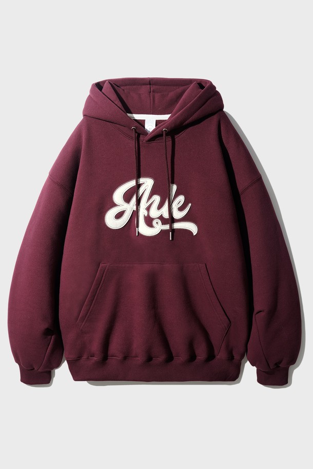 아크 롤링 오버핏 기모 후드 5종 버건디 SOHD2469는 부드러운 촉감의 기모 안감으로 따뜻함을 더한 오버핏 후드티셔츠입니다. 캐주얼, 미니멀, 스트리트 스타일을 아우르는 디자인으로 겨울 데일리룩, 집콕룩, 산책룩 등 다양한 TPO에 활용하기 좋습니다. 더블 레이어드 후드, 고밀도 라운드 끈, 매트 니켈 아일렛 등 섬세한 디테일과 소매 턱, 립조직 소매/밑단 마감으로 완성도를 높였습니다. 면, 폴리에스테르 혼방 소재에 버건디, 그레이, 네이비, 블랙, 브라운 5가지 다채로운 컬러로 출시되어 폭넓은 선택이 가능합니다.
