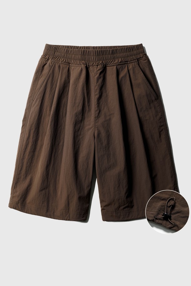 이지썸머 나일론 하프팬츠 브라운 OYSP2566는 시원한 여름을 위한 캐주얼 하프 팬츠입니다. 가볍고 부드러운 나일론 소재로 제작되어 편안한 착용감을 제공하며, 루즈핏으로 여유로운 핏을 연출합니다. 다양한 스타일링이 가능한 무지 디자인에, 다크 그린, 베이지, 브라운, 블랙, 아이보리, 차콜 등 6가지의 다채로운 컬러로 출시되었습니다. 생활 방수 기능이 있어 실용적이며, 전면 편턱 디테일과 밑단 조절 스트링으로 섬세함을 더했습니다. 해변이나 휴가지에서 멋스러운 여름 코디를 완성해보세요.
