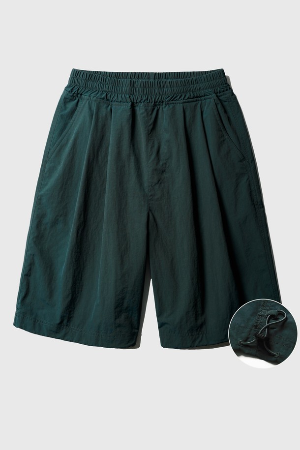 이지썸머 나일론 하프팬츠 다크그린 OYSP2566은 여름철 일상과 비치웨어로 활용하기 좋은 공용 반바지입니다. 부드러운 촉감의 나일론 소재로 제작되었으며, 얇은 두께감과 여유로운 루즈핏으로 편안함을 선사합니다. 다크 그린 컬러의 무지 디자인으로 캐주얼, 스포티, 미니멀한 스타일을 연출하기 좋으며, 밑단과 옆라인 더블 스티치 봉제 마감으로 내구성을 높였습니다. 허리 및 밑단 안쪽 사이즈 조절 스트링과 전면 편턱 디테일, 여유 있는 포켓 입구는 실용성을 더합니다. 여행룩, 휴가룩에 잘 어울리는 하프 기장의 반바지입니다.
