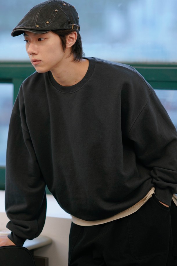 앰플 벌룬핏 테리 스웨트셔츠 차콜 OYMT2595는 남녀 모두 착용 가능한 스웨트셔츠입니다. 차콜 컬러의 무지 디자인으로, 일상 및 트레이닝 용도로 적합합니다. 봄, 가을, 겨울 계절에 착용하기 좋으며, 캐주얼 및 스포티 스타일을 연출할 수 있습니다. 두꺼운 두께감에 부드러운 촉감을 자랑하며, 넥 리브, 소매 리브, 밑단 리브 마감으로 안정감을 더했습니다. 텀블 워싱 처리로 최소 수축을 실현하여 편안한 착용감을 제공합니다. 벌룬핏, 라운드넥, 긴소매 디자인으로 겨울 데일리룩에 미니멀하면서도 스타일리시하게 활용하기 좋습니다.
