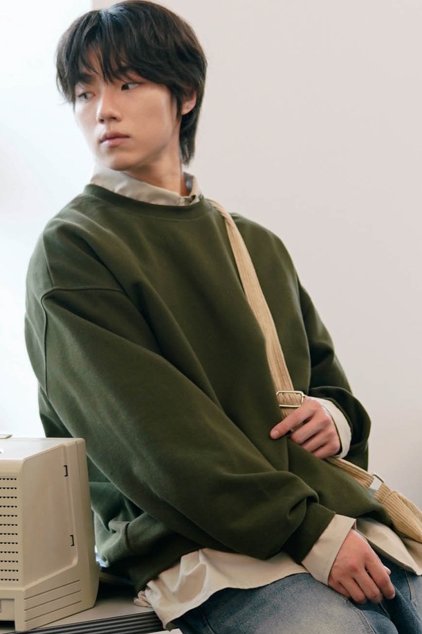 앰플 벌룬핏 테리 스웨트셔츠 다크카키 OYMT2595는 부드러운 촉감의 면과 폴리에스테르 혼방 소재로 제작되어 가을, 겨울철 일상 및 트레이닝 활동에 적합한 스웨트셔츠입니다. 다크카키, 블랙, 그레이, 네이비, 차콜, 라이트베이지 등 6가지 색상으로 출시되었으며, 라운드넥과 긴소매 디자인으로 캐주얼하고 베이직한 스타일을 연출합니다. 벌룬핏과 앰플핏의 여유로운 핏으로 편안함을 제공하며, 넥 리브, 소매 및 밑단 리브 마감, 트리플 스티치 보강, 텀블 워싱 가공을 통해 넥 늘어짐과 수축/변형을 최소화했습니다. 집콕룩, 겨울 데일리룩, 캐주얼, 미니멀, 클래식 스타일을 즐겨 입는 분들께 추천합니다.
