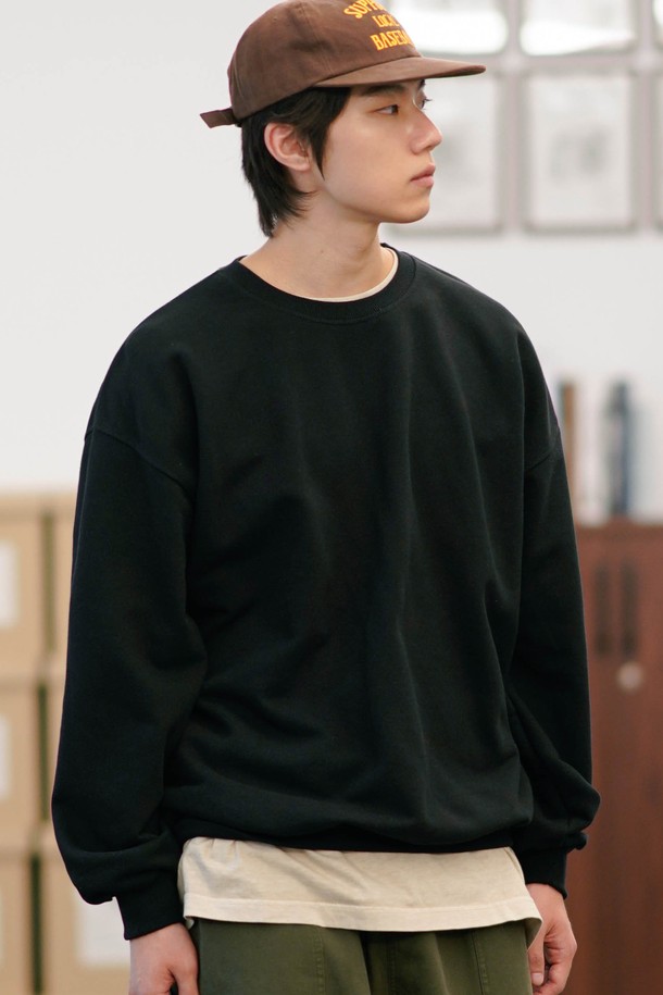 앰플 벌룬핏 테리 스웨트셔츠 블랙 OYMT2595는 부드러운 촉감의 면과 폴리에스테르 혼방 소재로 제작된 남녀 공용 스웨트셔츠입니다. 블랙, 그레이, 네이비, 차콜, 다크카키, 라이트베이지 등 다양한 색상으로 출시되어 취향에 맞게 선택할 수 있습니다. 넉넉한 벌룬핏과 라운드넥 디자인으로 편안한 착용감을 제공하며, 봄, 가을, 겨울 시즌 데일리룩과 캐주얼 스타일 연출에 적합합니다. 고밀도 로우 컬러 넥테이프, 삼중 스티치 어깨-넥 연결, 리브 소매, 삼중 스티치 밑단 디테일로 내구성을 높였습니다. 베이직하고 미니멀한 디자인으로 다양한 코디에 활용하기 좋습니다.
