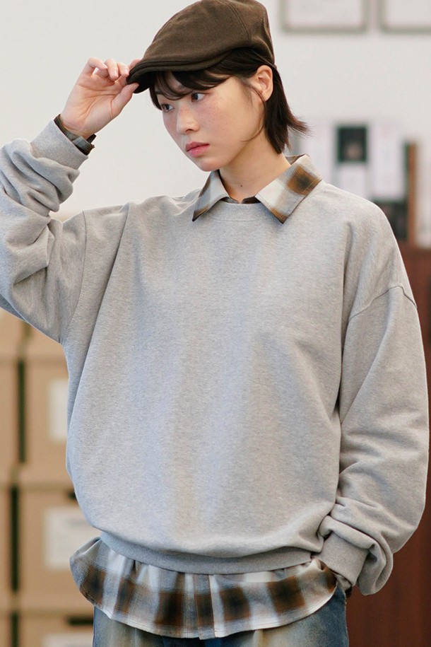 앰플 벌룬핏 테리 스웨트셔츠 그레이 OYMT2595는 남녀 모두 착용 가능한, 캐주얼하고 베이직한 스타일의 스웨트셔츠입니다. 봄, 가을, 겨울 계절에 두루 활용할 수 있으며, 넉넉한 벌룬핏으로 편안한 착용감을 선사합니다. 그레이를 포함한 여섯 가지 다채로운 컬러[그레이, 네이비, 다크카키, 라이트베이지, 블랙, 차콜]로 출시되어, 다양한 룩에 매치하기 용이합니다. 면과 폴리에스테르 혼방의 두꺼운 테리 소재로 제작되어 부드러운 촉감을 자랑하며, 집콕룩, 겨울 데일리룩, 산책룩 등 다양한 TPO에 적합합니다. 목, 소매, 밑단 부분에는 탄성 리브와 삼중 스티치 보강 처리가 되어 내구성을 높였으며, 특수 텀블 워싱으로 세탁 후 변형을 최소화했습니다.
