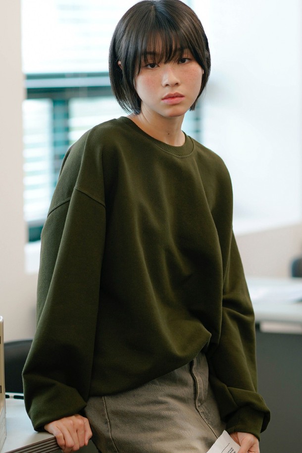 앰플 벌룬핏 테리 스웨트셔츠 다크카키 OYMT2595는 부드러운 촉감의 면과 폴리에스테르 혼방 소재로 제작되어 가을, 겨울철 일상 및 트레이닝 활동에 적합한 스웨트셔츠입니다. 다크카키, 블랙, 그레이, 네이비, 차콜, 라이트베이지 등 6가지 색상으로 출시되었으며, 라운드넥과 긴소매 디자인으로 캐주얼하고 베이직한 스타일을 연출합니다. 벌룬핏과 앰플핏의 여유로운 핏으로 편안함을 제공하며, 넥 리브, 소매 및 밑단 리브 마감, 트리플 스티치 보강, 텀블 워싱 가공을 통해 넥 늘어짐과 수축/변형을 최소화했습니다. 집콕룩, 겨울 데일리룩, 캐주얼, 미니멀, 클래식 스타일을 즐겨 입는 분들께 추천합니다.
