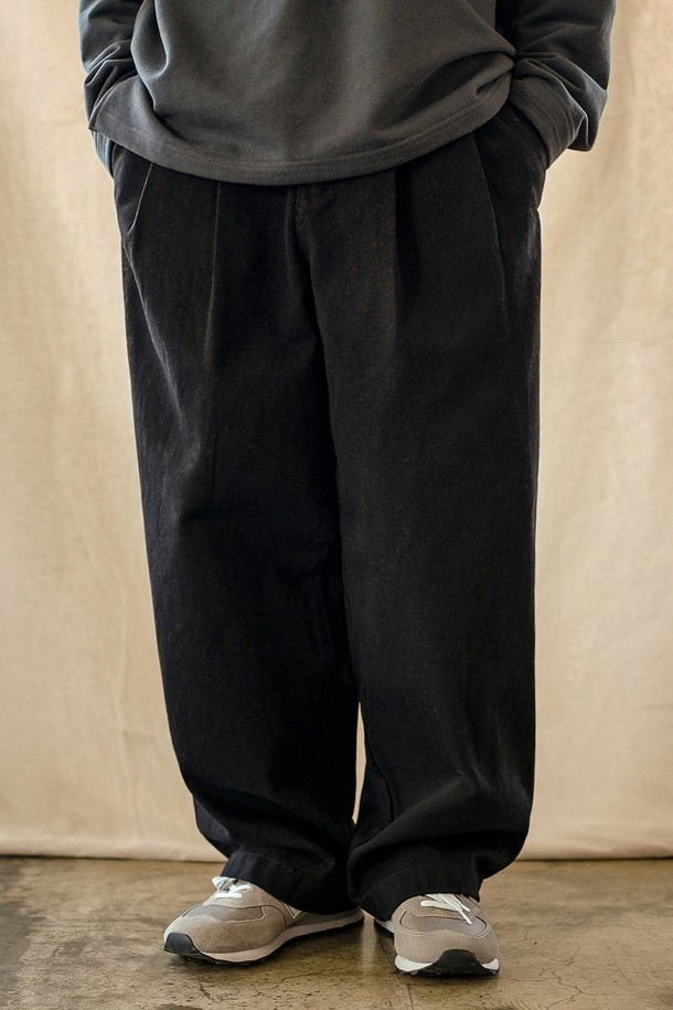 새턴 투턱 와이드 트윌팬츠 블랙 KJLP2606은 남성용 바지로, 가을과 겨울에 착용하기 좋은 두꺼운 두께감의 긴 기장 트윌팬츠입니다. 클래식과 베이직 스타일을 기반으로, 출근룩, 비즈니스 캐주얼, 겨울 데일리룩 등 다양한 TPO에 활용하기 좋습니다. 7수 면사를 사용하여 뻣뻣한 촉감을 주며, 투턱 디자인과 더블 플리츠, YKK 지퍼, 후면 다트, 사이드 포켓, 플랩 포켓 디테일로 완성도를 높였습니다. 가먼트 워싱 처리로 자연스러운 멋을 더한, 와이드핏의 블랙 컬러 트윌팬츠입니다.
