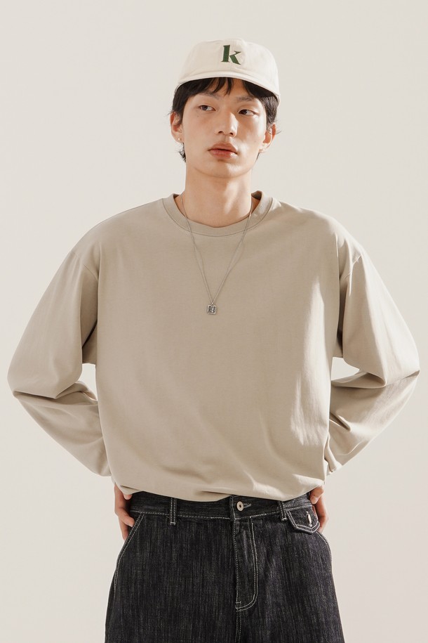 올데이 CP 스탠다드 긴팔 티셔츠 4종 라이트베이지 SOLT2607는 부드러운 촉감의 폴리에스테르 소재로 제작된 베이직하고 캐주얼한 긴팔 티셔츠입니다. 봄, 가을, 겨울, 세 계절 모두 활용 가능하며, 출근룩이나 겨울 데일리룩으로도 손색없는 활용도를 자랑합니다. 라운드넥에 스탠다드핏으로 편안하게 착용할 수 있으며, 넥 테이프 처리, 삼중 바늘 스티치, 소매단 및 밑단 이중 스티치로 내구성을 높였습니다. 단독으로 또는 레이어드하여 다양한 스타일을 연출할 수 있어 캐주얼, 미니멀, 클래식 등 어떤 스타일에도 잘 어울립니다.
