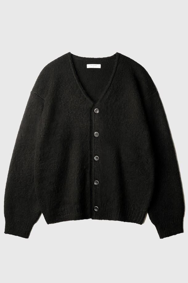 아워 루즈핏 모헤어 가디건 4종 (블랙 SOKN2604)은 부드러운 촉감의 아크릴 소재로 제작된 두꺼운 두께감의 루즈핏 가디건입니다. 가을과 겨울에 어울리는 긴 소매 기장과 베이직하고 캐주얼한 스타일로, 일상에서 편안하게 착용하기 좋습니다. 블랙, 브라운, 샌드베이지, 카키 4가지 컬러로 출시되어 취향에 맞게 선택 가능하며, 7게이지 니트, 립 디테일, 매트 텍스처 버튼, 스판덱스 소매, 모헤어 텍스처로 보온성을 높였습니다. 겨울 데일리룩, 집콕룩, 산책룩 등 다양한 TPO에 활용할 수 있으며, 캐주얼, 미니멀, 클래식 스타일을 즐겨 입는 분들께 추천합니다.
