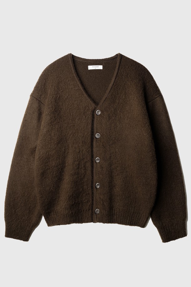 아워 루즈핏 모헤어 가디건 4종 브라운 SOKN2604는 가을과 겨울, 데일리룩에 어울리는 루즈핏의 캐주얼 가디건입니다. 부드러운 촉감의 아크릴 소재로 제작되었으며, 7게이지 니트와 립 스티치 디테일, 모헤어 텍스처가 특징입니다. 브러쉬드 피니시와 매트 텍스처 버튼, 스판덱스가 포함된 소매단과 밑단으로 편안함을 더했습니다. 블랙, 브라운, 샌드베이지, 카키 4가지 색상으로 출시되어 다양한 스타일 연출이 가능합니다. 베이직하고 미니멀한 디자인으로 클래식한 무드까지 즐길 수 있습니다.
