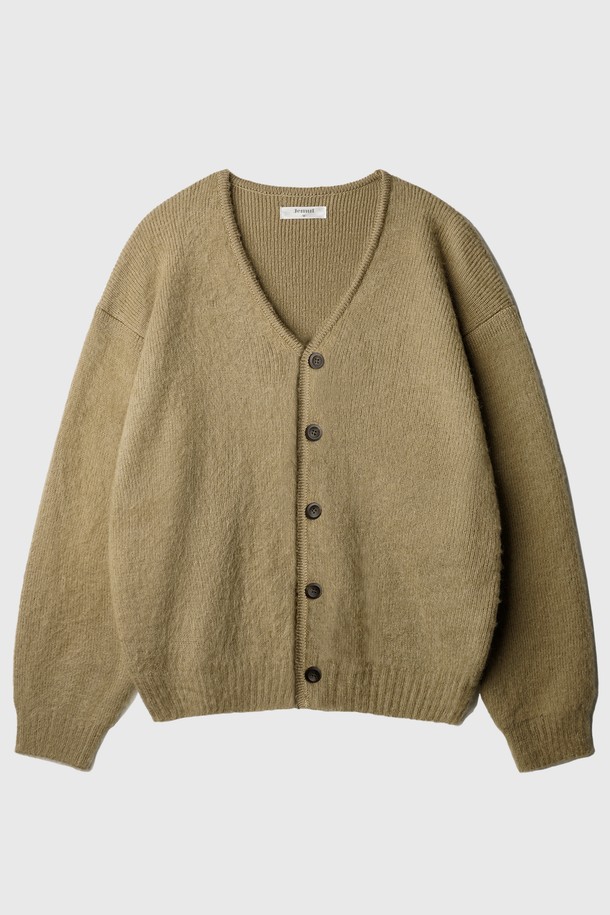 아워 루즈핏 모헤어 가디건 4종 샌드베이지 SOKN2604는 부드러운 모헤어 텍스처와 브러싱 가공으로 포근한 착용감을 선사하는 가디건입니다. 넉넉한 루즈핏으로 편안한 착용감을 제공하며, 베이직하고 캐주얼한 스타일을 연출할 수 있습니다. 가을, 겨울 시즌 데일리룩에 활용하기 좋으며, 블랙, 브라운, 샌드베이지, 카키 4가지 색상으로 출시되었습니다. 두꺼운 두께감과 보온성을 갖춰 추운 날씨에도 따뜻하게 입을 수 있으며, 매트한 버튼과 소매단, 밑단의 스판덱스 처리로 디테일을 더했습니다. 브이넥 디자인으로 다양한 이너와 레이어드하여 멋스러운 겨울 스타일을 완성해보세요.
