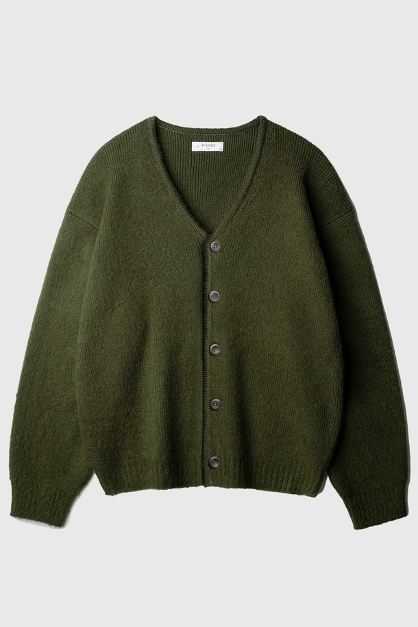 아워 루즈핏 모헤어 가디건 4종 카키 SOKN2604는 부드러운 촉감의 아크릴 소재로 제작되어 가을과 겨울에 따뜻하게 입을 수 있는 데일리 가디건입니다. 루즈핏으로 편안한 착용감을 선사하며, 베이직하고 캐주얼한 스타일을 연출합니다. 블랙, 브라운, 샌드베이지, 카키 4가지 색상으로 출시되어, 다양한 코디에 활용하기 좋습니다. 모헤어 텍스처와 7게이지 1합 편직, 립 짜임 디테일, 스판사가 포함된 소매와 밑단으로 완성도를 높였습니다. 겨울 데일리룩, 집콕룩, 산책룩 등 다양한 TPO에 맞춰 캐주얼, 클래식, 미니멀한 스타일을 연출해보세요.
