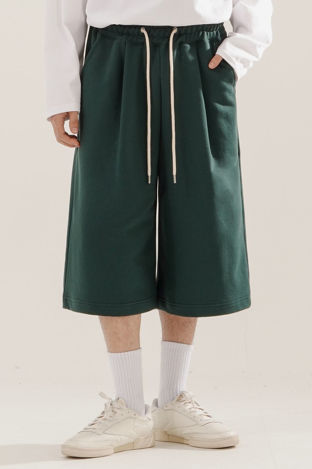 플레시 썸머 남성 8부 버뮤다팬츠는 다크 그린 색상의 릴랙스핏으로, 면과 폴리에스테르 혼방 소재를 사용하여 부드러운 촉감과 얇은 두께로 여름철에도 시원하게 착용 가능합니다. 원턱 디자인과 은색 메탈 버튼, 넉넉한 포켓, 뒷주머니 디테일이 더해졌으며, 밴딩 허리와 밑단 보강 테이프, 이중 워싱 가공으로 편안함과 내구성을 높였습니다. 캐주얼, 스포티 스타일 연출에 용이하며 데일리룩으로 활용하기 좋습니다.
