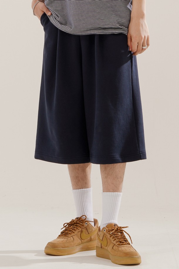 플레시 썸머 8부 버뮤다팬츠 다크네이비 KJSP2618은 면과 폴리에스터 혼방의 테리 원단으로 제작되어 부드러운 촉감을 자랑하며, 덤블워싱과 텐터 가공을 거쳐 변형을 최소화했습니다. 다크네이비 색상의 루즈핏 8부 기장으로 캐주얼하고 스포티한 스타일을 연출하며, 원턱 및 스트링 디테일과 뒷 포켓, 실버 니켈 원통립 마감으로 포인트를 더했습니다. 밴딩 처리된 허리와 여유있는 핏으로 편안한 착용감을 제공하여 데일리웨어 및 트레이닝에 적합합니다.
