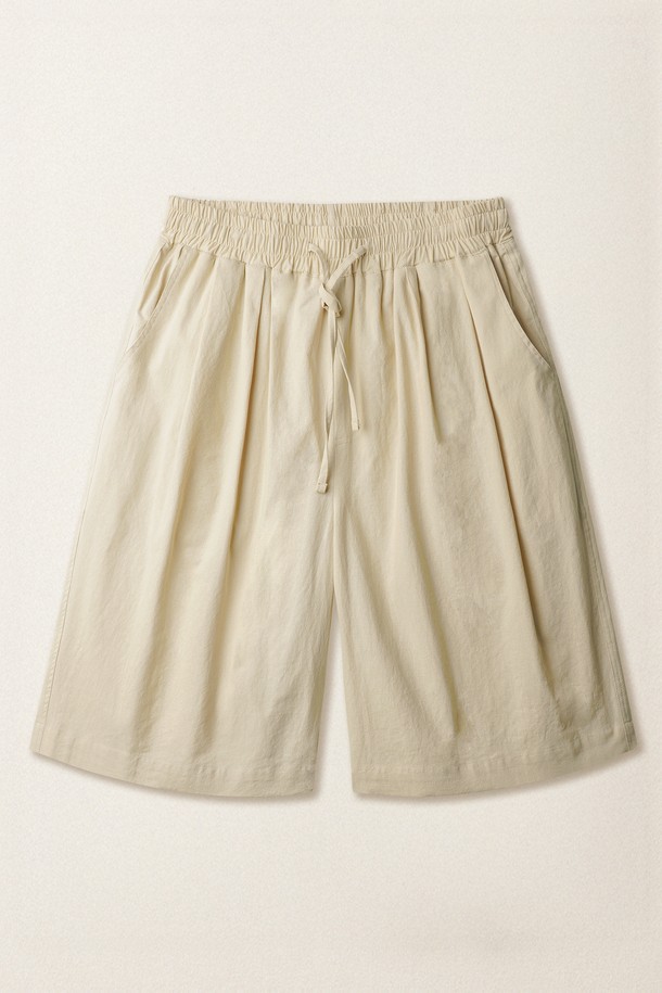 노먼 딥턱 린넨 라이크 숏팬츠 베이지 KJSP2614는 시원하고 편안한 착용감을 선사하는 남성용 숏팬츠입니다. 베이지, 블랙, 브라운, 차콜, 카키 등 다양한 컬러로 출시되어, 일상, 여행, 휴가 등 다양한 TPO에 맞춰 활용 가능합니다. 린넨 소재를 사용하여 통기성이 뛰어나며, 와이드 핏으로 여유로운 실루엣을 연출합니다. 얇은 두께감으로 한여름에도 시원하게 즐길 수 있으며, 전면 턱 주름 디자인과 사이즈 조절 스트링, 더블 스티치 마감, 전/후면 포켓 디테일로 캐주얼하면서도 미니멀한 스타일을 완성합니다. 동네 마실룩, 여행룩, 리조트룩 등 폭넓은 스타일을 연출해보세요.
