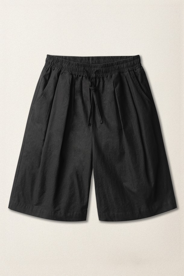 노먼 딥턱 린넨 라이크 숏팬츠는 여름철 일상에서 편안하게 입기 좋은 남성용 반바지입니다. 톤 다운된 차콜 색상과 린넨 스타일의 패턴이 특징이며, 시원한 촉감의 얇은 면 소재로 제작되었습니다. 루즈핏 디자인에 밴딩 처리로 편안함을 더했으며, 바이오 워싱 가공과 통기성이 우수하여 쾌적하게 착용할 수 있습니다.
