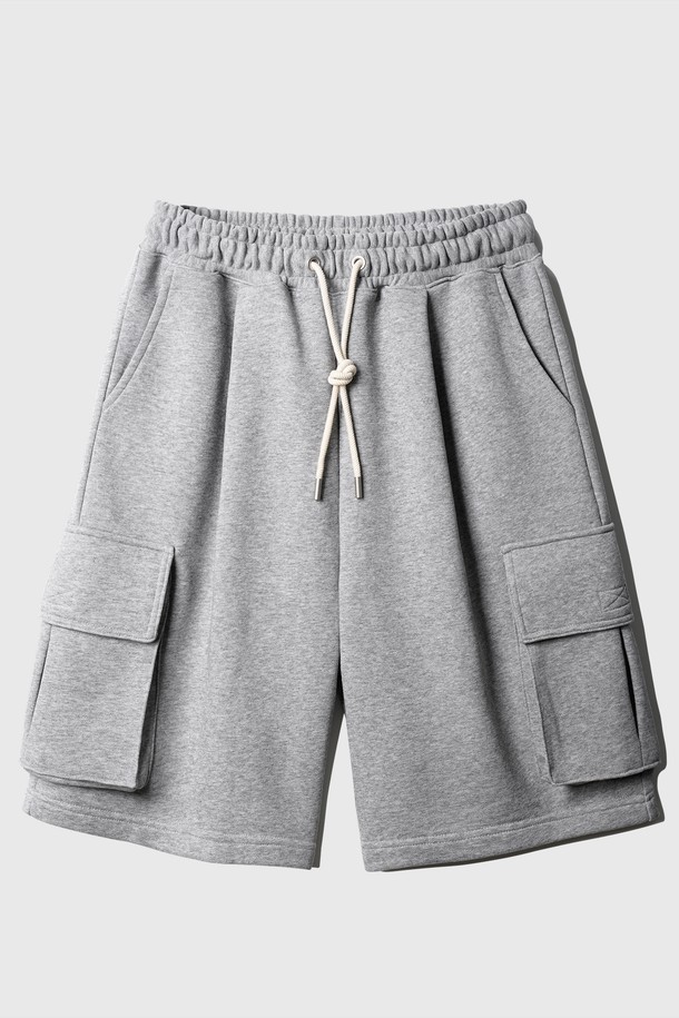 플레시 썸머 남성 카고 반바지는 일상에서 편안하게 입기 좋은 루즈핏 스타일입니다. 허리 밴딩과 스트링으로 착용감을 높였으며, 카고 포켓과 뒷 포켓으로 실용성을 더했습니다. 부드러운 면, 폴리에스터 혼방 소재로 제작되었으며, 그레이 색상의 무지 패턴이 특징입니다.
