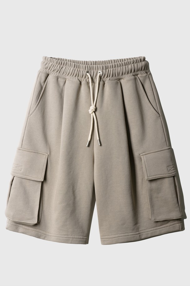 플레시 썸머 카고 하프팬츠 샌드베이지 KJSP2560은 부드러운 테리 원단에 와이드 핏으로 편안한 착용감을 제공하는 반바지입니다. 샌드베이지를 포함한 6가지 다채로운 컬러로 출시되었으며, 카고 포켓 디자인과 벨크로 디테일 포켓, 실버 니켈 원단립 마감, 생지 컬러 스트링 등 섬세한 디테일이 돋보입니다. 캐주얼 및 스포티한 스타일로 트레이닝, 데일리웨어 등 다양한 용도로 활용 가능합니다.
