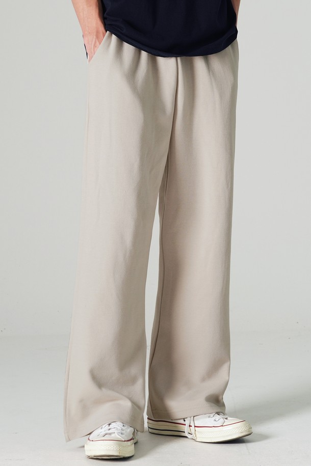 에어리 플레어 스웨트팬츠 크림그레이 JULP2626는 남녀 모두 착용 가능한 트레이닝 팬츠입니다. 캐주얼, 스포티, 미니멀 스타일을 추구하는 분들께 적합하며, 일상 및 운동 시 편안하게 입을 수 있습니다. 봄, 여름 시즌에 어울리는 긴 기장의 루즈핏 플레어 팬츠로, 크림그레이, 그레이, 블랙, 브라운 등의 다양한 색상으로 만나보실 수 있습니다. 면 소재로 제작되어 부드러운 촉감을 선사하며, 밴딩 허리와 스트링 디테일, 실버 니켈 마감으로 포인트를 더했습니다. 집콕룩, 산책룩으로 활용하기 좋으며, 포켓 디테일과 더블 스티치 마감으로 튼튼하게 제작되었습니다.
