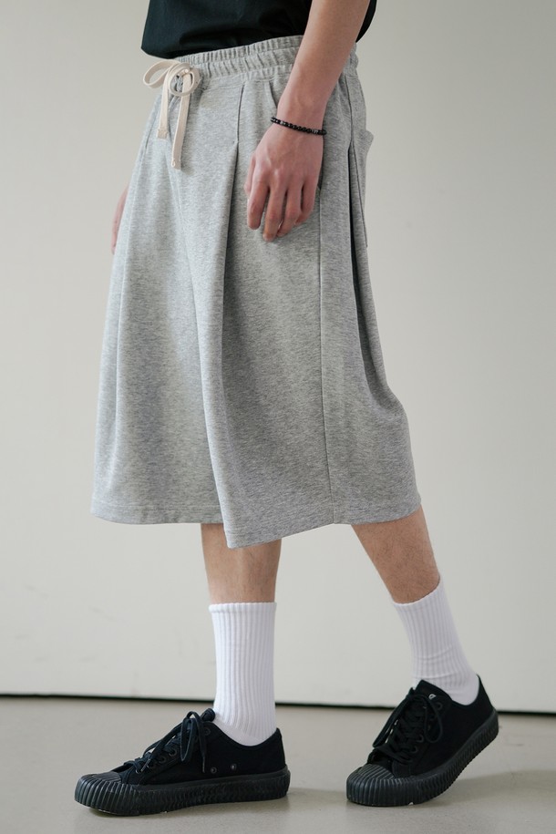 라이트 딥턱 하프팬츠 그레이 OYSP2625는 남성용 하프 기장 팬츠입니다. 30수 이중직 면 원단을 사용하여 부드러운 촉감과 우수한 흡습성 및 내구성을 자랑하며, 릴랙스핏으로 편안한 착용감을 제공합니다. 앞뒤 딥턱 디테일과 넉넉한 포켓, 자연스러운 컬러 허리끈, 밑단 안쪽 테이프 보강, 백포켓 디테일이 특징이며, 세탁 후 수축을 최소화하여 실용성을 더했습니다.
