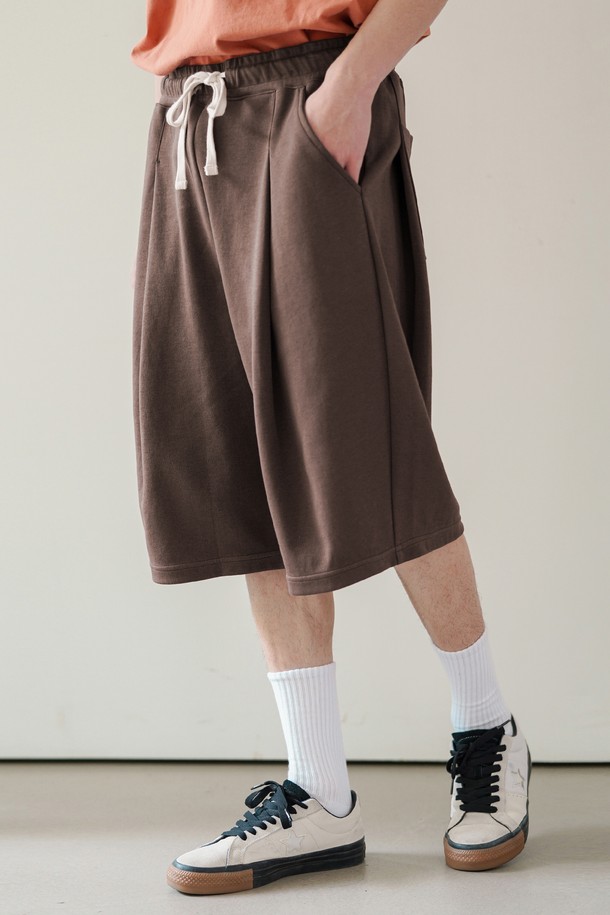 부드러운 촉감의 면과 폴리에스테르 혼방 소재로 제작된 라이트 딥턱 하프팬츠 브라운 OYSP2625입니다. 허리 스트링과 밴딩으로 편안한 착용감을 제공하며, 넉넉한 루즈핏으로 캐주얼하고 스포티한 스타일을 연출합니다. 전후면 편턱 디테일과 포켓, 안쪽 테이프 마감으로 실용성을 더한 여름철 데일리 및 운동용 하프 팬츠입니다.
