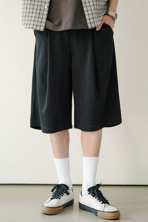 라이트 딥턱 하프팬츠 블랙 OYSP2625는 면과 폴리에스터 혼방 소재로 제작되어 부드러운 촉감을 선사하며, 봄, 여름 시즌에 편안하게 착용할 수 있는 하프 기장의 남성용 바지입니다. 루즈핏으로 제작되어 캐주얼 및 스포티한 스타일 연출에 용이하며, 전후면 깊은 편턱 디자인과 허리 스트링, 여유로운 포켓, 후면 편턱 디테일로 디자인적인 포인트를 더했습니다. 블랙, 그레이, 백오트밀, 브라운, 올리브그린 5가지 컬러로 출시되어, 다양한 스타일 연출이 가능합니다.
