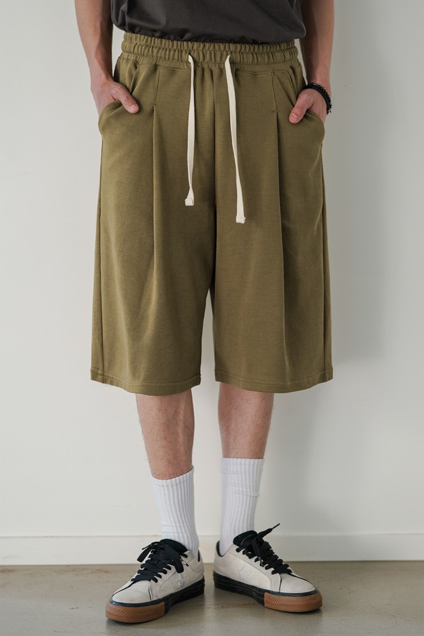 라이트 딥턱 하프팬츠 OYSP2625는 부드러운 촉감과 흡습성이 우수한 30수 코마사 더블 코튼 원단으로 제작되어 봄, 여름철 데일리룩에 적합합니다. 올리브 그린 컬러의 루즈핏 하프 기장으로 캐주얼하고 베이직한 스타일을 연출하며, 라이트 턱 디자인으로 편안함과 핏을 동시에 잡았습니다. 세탁 후 변형을 최소화하여 내구성이 뛰어나 오랫동안 착용할 수 있습니다.
