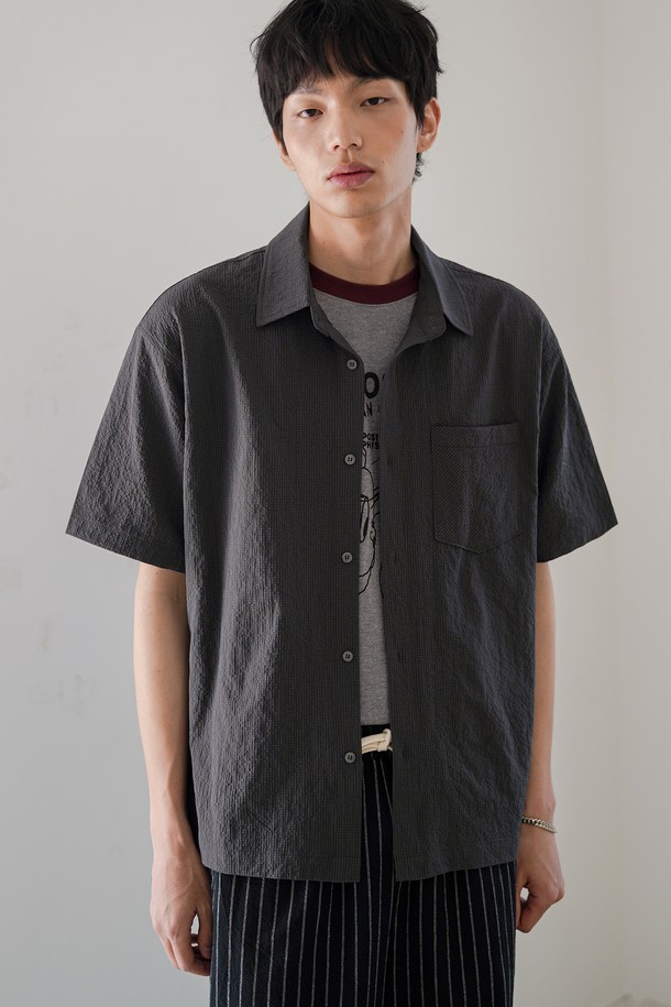 미니멀한 디자인의 KJSS2641 다크그레이 크롭 체크 반팔셔츠입니다. 시어서커 폴리에스테르 소재로 제작되어 여름철에도 시원하게 착용 가능하며, 흡습 기능으로 쾌적함을 유지합니다. 레귤러핏에 셔츠칼라, 반소매 기장으로 깔끔한 실루엣을 연출하며, 4버튼 여밈과 백 플리츠, 여유 있는 밑단 디테일로 포인트를 더했습니다.
