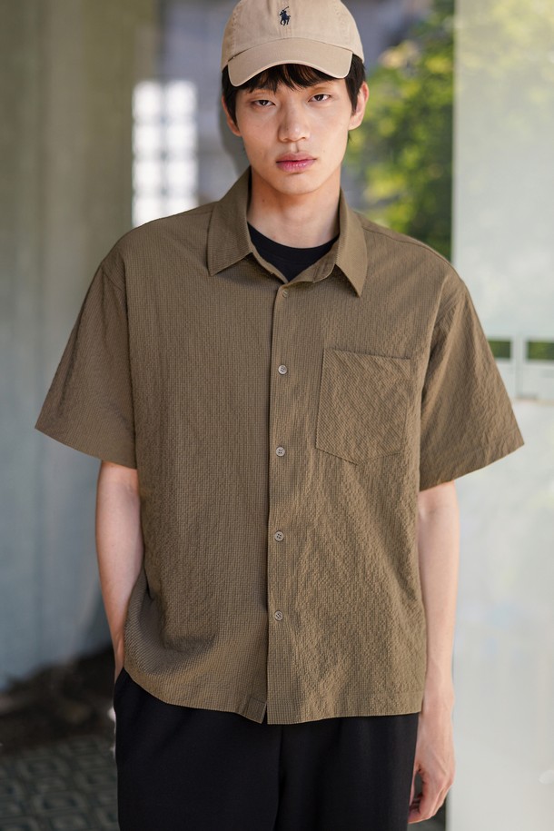 미니멀 크롭 체크 반팔셔츠 브라운 KJSS2641는 시어서커 소재로 제작되어 가볍고 시원한 착용감을 선사하며, 여름철 데일리룩에 적합합니다. 브라운, 다크그레이, 네이비, 카키 등 4가지 다채로운 컬러로 출시되었으며, 여유로운 핏과 크롭 기장으로 트렌디한 스타일을 연출합니다. 흡습 및 속건 기능과 구김이 적은 폴리에스터 소재는 쾌적함과 편안함, 은은한 광택과 4구 단추, 뒷면 주름 디테일, 단침 스티치 소매 디테일로 미니멀하면서도 세련된 디자인을 완성합니다.
