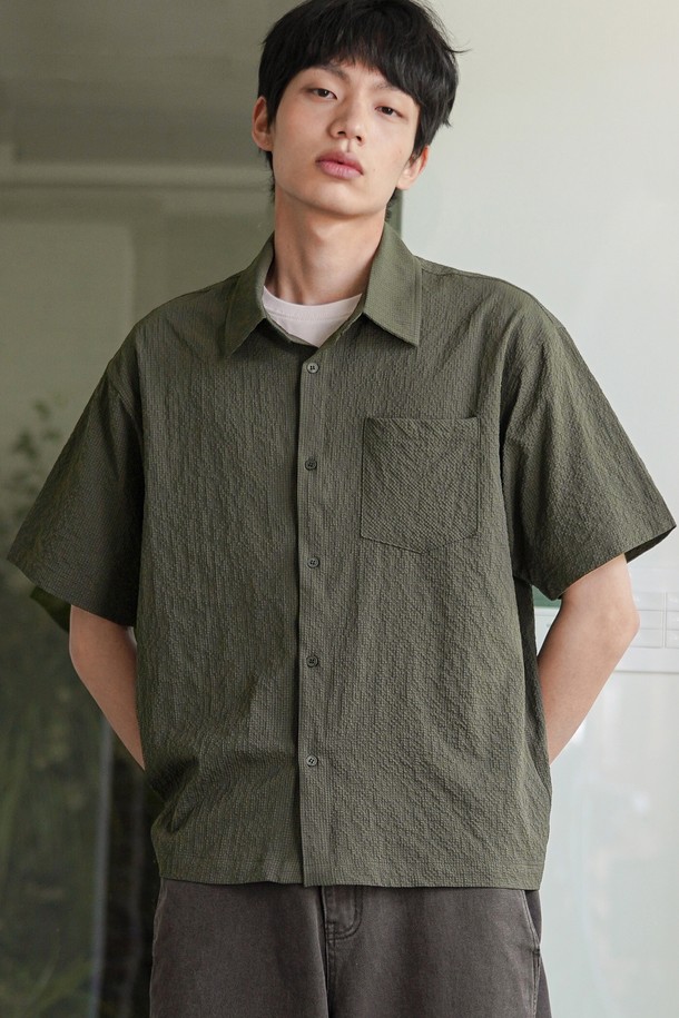 미니멀 크롭 체크 반팔셔츠 카키 KJSS2641는 시어서커 원단으로 제작되어 부드러운 촉감과 얇은 두께로 시원하게 착용 가능합니다. 주름 방지 기능, 빠른 건조 기능과 등 플리츠 디테일로 편안함과 스타일을 동시에 잡았으며, 릴랙스핏과 셔츠칼라 디자인으로 미니멀한 무드를 연출합니다. 다크그레이, 네이비, 브라운, 카키 4가지 컬러로 출시되었으며, 4버튼 여밈과 싱글 스티치 소매, 여유있는 밑단으로 섬세한 마감 처리를 더했습니다.
