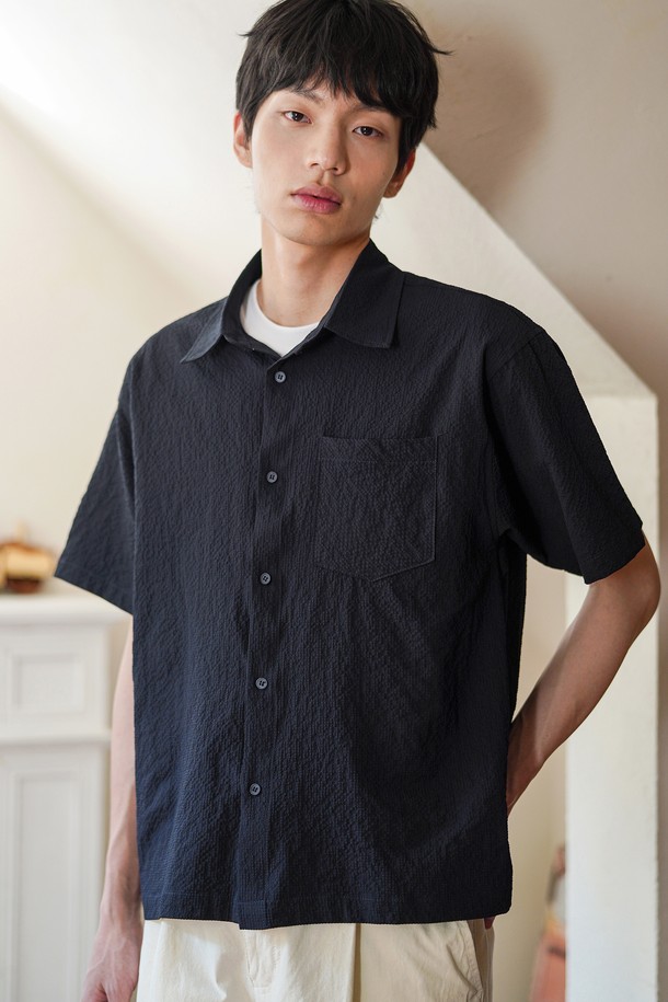 미니멀한 디자인의 남성용 크롭 체크 반팔 셔츠입니다. 네이비, 다크그레이, 브라운, 카키 4가지 색상으로 출시되었으며, 시어서커 원단과 미세 그리드 패턴이 특징입니다. 릴랙스 핏으로 편안하게 착용 가능하며, 흡습, 속건, 주름 방지 기능으로 여름철에도 쾌적하게 입을 수 있습니다.
